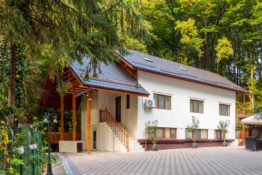 Casa de protocol a lui Nicolae Ceauşescu de la Govora, mai ieftină decât o cazare pe Valea Prahovei. Cât costă o noapte şi cum poţi rezerva