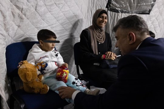 Premierul Marcel Ciolacu a întâmpinat opt copii din Fâșia Gaza. Aceștia vor fi tratați în spitalele din București