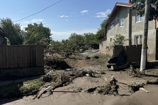 Prefectul județului Galați a cerut fonduri pentru refacerea lucrărilor hidrotehnice afectate de inundații. Calea ferată Galați-Bârlad, grav afectată de viituri, este complet închisă traficului