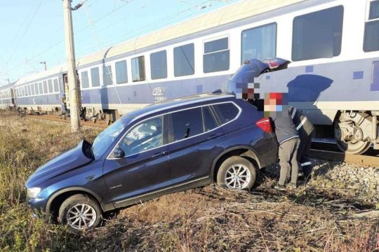 Accident feroviar în Cluj! O mașină s-a lovit violent de un tren plin cu pasageri