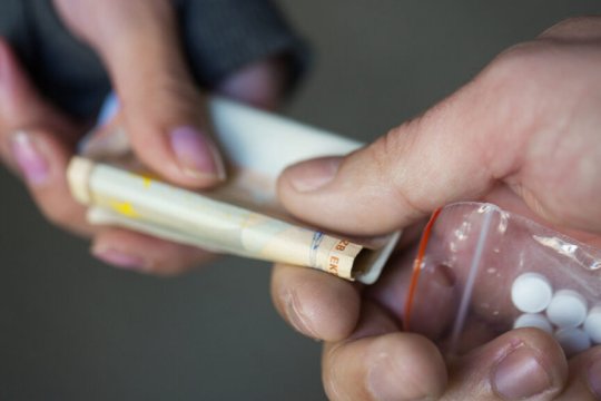 Substanțele interzise fac păpăd în România. Traficanții le vând pe reţele sociale, dar şi prin taxi sau curier