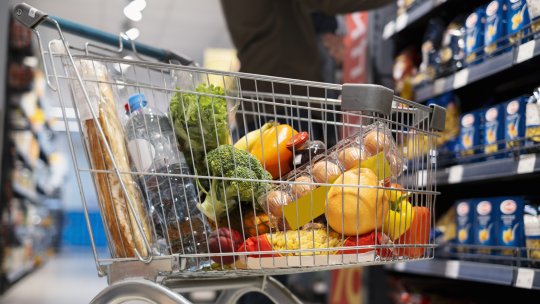 Veste bună înainte de sărbători. Mii de produse alimentare vor avea adaosul plafonat. Care este lista guvernului