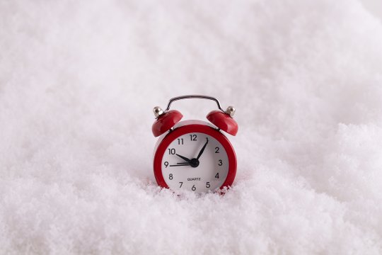 România va trece în curând la ora de iarnă. Data la care se dau ceasurile cu o oră înapoi și noaptea devine mai lungă
