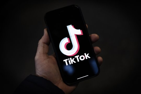 Noul trend de pe TikTok prin care escrocii se îmbogățesc rapid. Mii de persoane au căzut victime acestei înşelătorii
