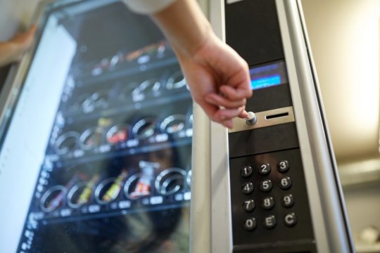 Alimentele și băuturile de automate s-ar putea scumpi. Firmele, obligate să dea bon cumpărătorilor