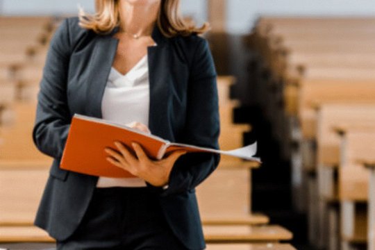 Vești bune pentru profesori! Dascălii primesc primă pentru cariera didactică. De câți bani vor beneficia