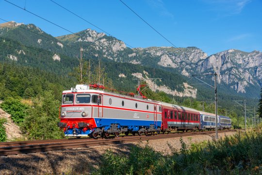 Trecerea la ora de iarnă, o problemă pentru călătorii CFR. Ce trenuri se vor decala în această noapte