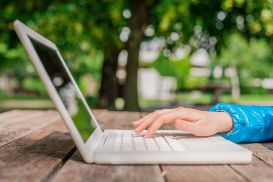 Facebook lucrează la propriul motor de căutare AI. Acesta ar putea deveni în curând un concurent pentru Google