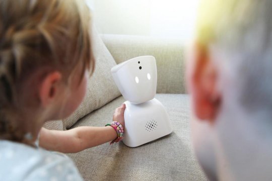 S-a inventat robotul care merge la școală în locul elevilor. Ce funcții are și cum poate fi folosit