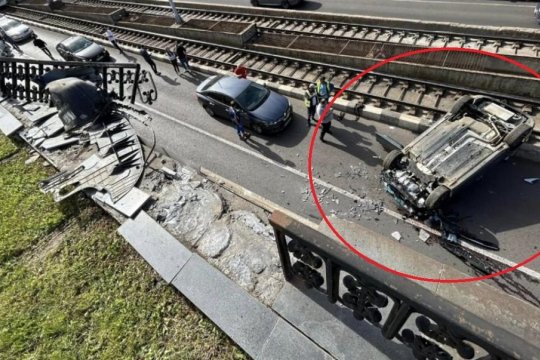 Accident grav în zona Lujerului! Un șofer a pierdut controlul volanului și s-a răsturnat cu mașina de pe pod