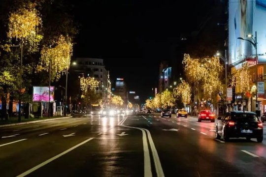 A început montarea decorațiunilor de Crăciun. Ce artere vor fi luminate: ''Vom avea aproximativ 3.000 de elemente noi''