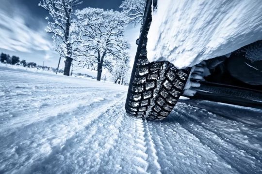 Amenzi uriașe pentru șoferii care nu au cauciucuri de iarnă montate la mașini. Cum vor fi penalizați conducătorii auto