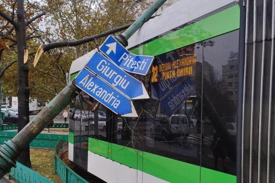 Incident grav pe linia tramvaiului 32 la Piața Unirii. Un stâlp de electricitate a căzut peste un tramvai