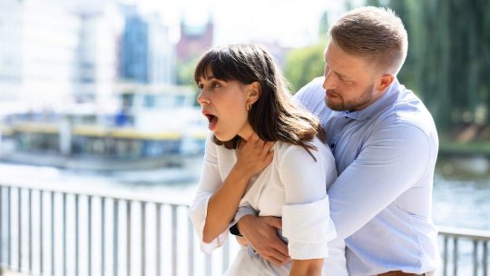 Ce trebuie să faci dacă te îneci cu mâncare. Măsura care ar putea să îți salveze viața