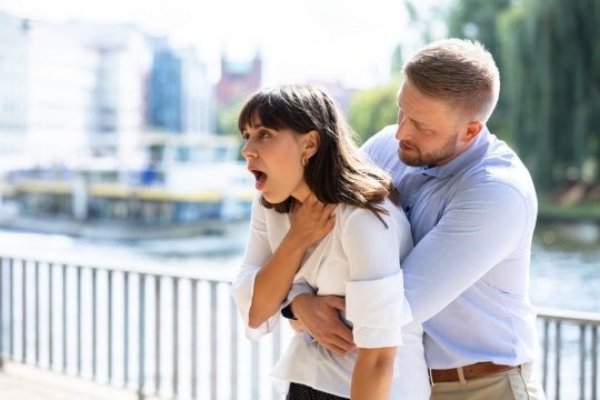Ce trebuie să faci dacă te îneci cu mâncare. Măsura care ar putea să îți salveze viața