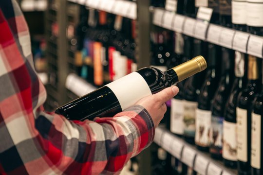 Cresc prețurile la alcool, începând cu 2025. Cum vor fi afectați consumatorii, dar și producătorii