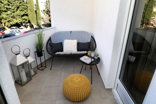 Amezi pentru românii care stau la bloc. Ce nu ai voie să faci pe balcon
