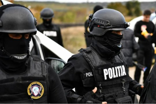 Zeci de elevi s-au trezit cu mascații la ușă, de la prima oră. Perchezițiile în cazul „Școala” vizează peste 40 de suspecți din Galați și Brăila