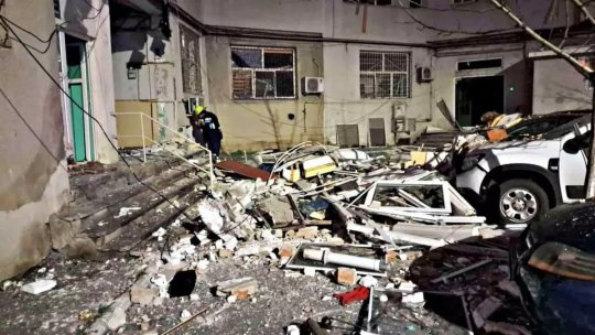 Explozie într-un bloc de apartamente din Galați. 16 locuințe, 7 mașini și o grădiniță din apropiere au fost avariate serios