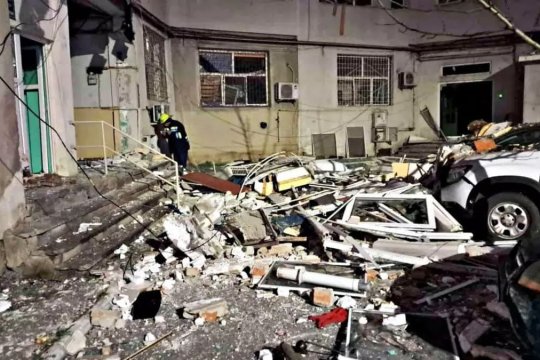 Explozie într-un bloc de apartamente din Galați. 16 locuințe, 7 mașini și o grădiniță din apropiere au fost avariate serios