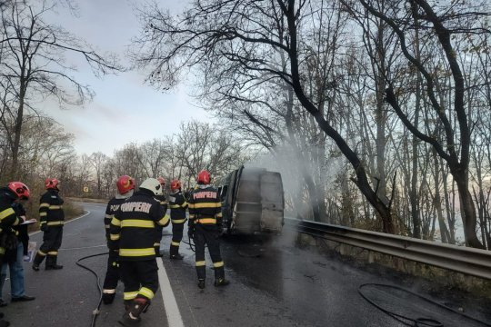 Un microbuz plin cu persoane a luat foc din mers în această dimineață, în Iași. Pompierii au ajuns imediat la fața locului