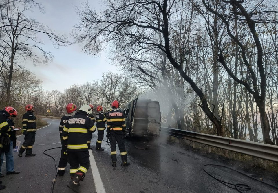 Un microbuz a luat foc în Iași