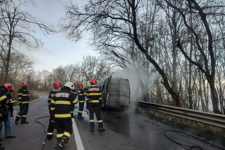 Un microbuz a luat foc în Iași