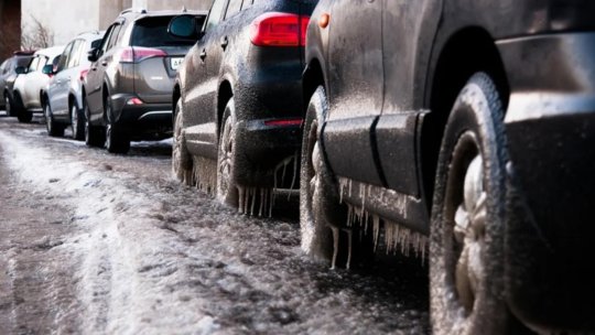 Ce este gheața neagră, fenomenul care apare pe șosele. Pericolul la care sunt expuși șoferii