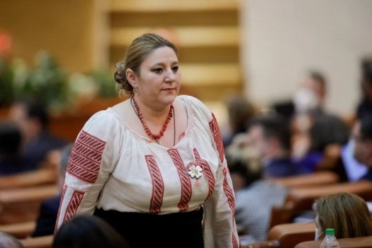 Diana Șoșoacă, cercetată de polițiști. Ce s-a întâmplat în cabina de votare