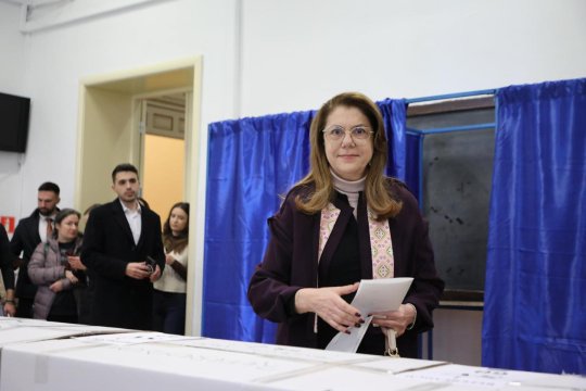 Cât costă geanta cu care s-a prezentat Mihaela, soția lui Mircea Geoană, la vot. Accesoriul aparține unui brand italian