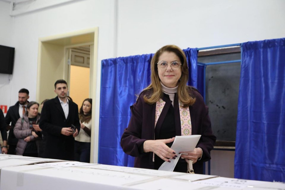 Mihaela, soția lui Mircea Geoană, a fost prezentă la vot