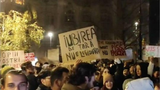 Continuă protestele în România, după primul tur al alegerilor prezidențiale: ”Tinerii vă cer în cor, nu votați un dictator”