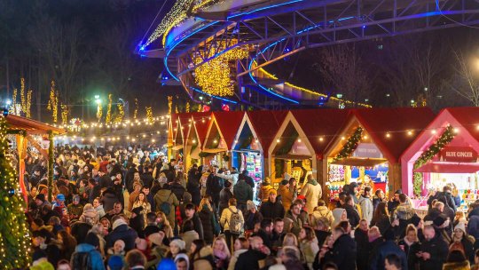 Cât costă un pahar de vin fiert la Târgul de Crăciun din Drumul Taberei. Bucureștenii s-au înghesuit deja la marea deschidere