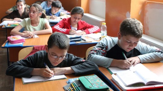 Elevii români s-au întors de astăzi în băncile școlii. Când vor mai avea următoarea vacanță