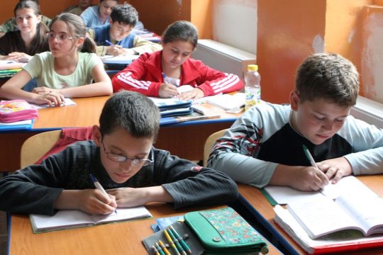 Elevii români s-au întors de astăzi în băncile școlii. Când vor mai avea următoarea vacanță
