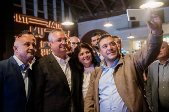 Nicolae Ciucă a comis-o în plină campanie electorală. Șeful PNL a organizat o petrecere cu lăutari pentru 2.000 de profesori