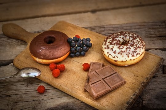 Ce alimente ne îmbătrânesc? Lista completă care îți modifică vârsta biologică fără voia ta