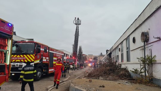 Incendiu de proporții în Iași. O fabrică de mobilă a ars de la prima oră a dimineții