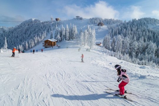 Data la care se deschide sezonul de schi în Poiana Brașov. Cât costă o zi pe celebra pârtie din România