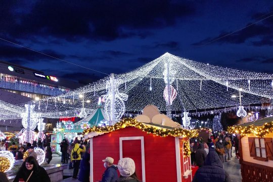 Cât costă o frigăruie, o porţie de cartofi şi salată la Târgul de Crăciun din Craiova. Nici în București prețurile nu sunt mai mici
