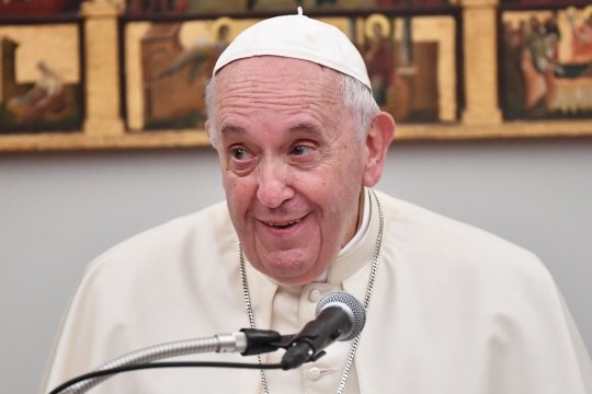 Detaliile despre atentatele cu bomba care îl vizau pe Papa Francisc au ieșit la iveală. Cum a reușit să le evite
