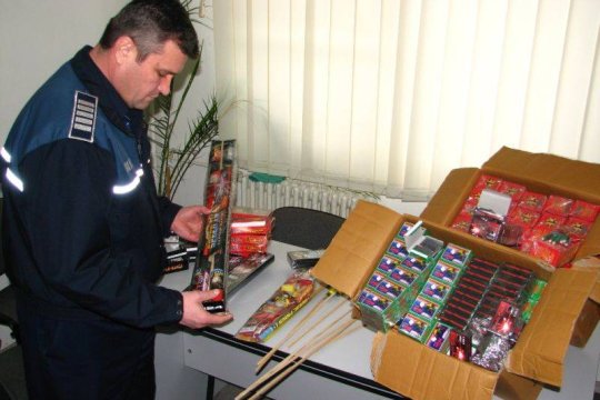 Poliția a făcut ravagii în Cluj. 200 de kilograme de produse pirotehnice au fost confiscate de oamenii legii