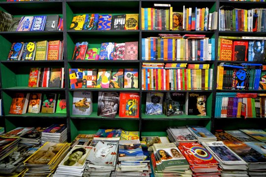 Made in România: Reclamat de vecin că are prea multe cărți în casă!