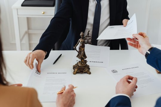 Cât costă dacă divorţezi la notar, în 2024? Ce taxe ai de achitat, dacă sunt implicaţi şi copii