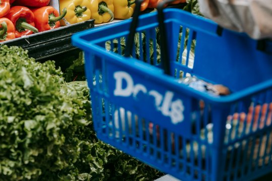 În ce condiţii se pot închide magazinele în weekend? Legea care îi ajută pe micii comercianţi
