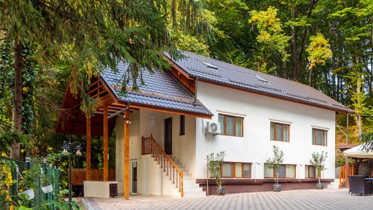 Casa de protocol a lui Nicolae Ceauşescu de la Govora, mai ieftină decât o cazare pe Valea Prahovei. Cât costă o noapte şi cum poţi rezerva