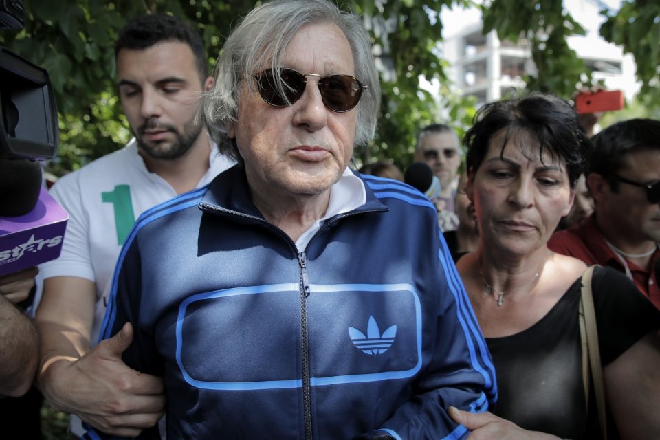 Ilie Năstase, în timpul unei discuţii cu presa