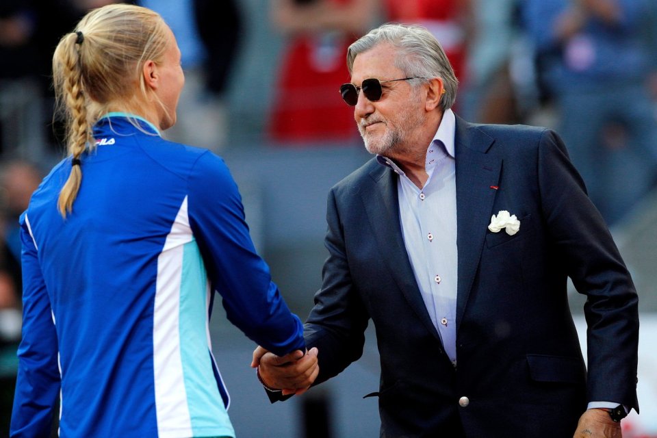 Ilie Năstase dă mâna cu jucătoarea de tenis Caroline Wozniacki
