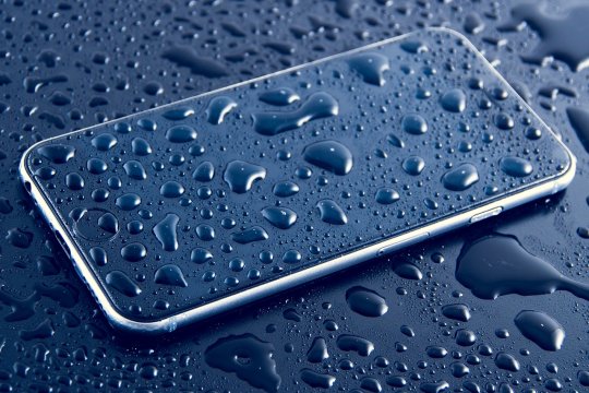 Ce trebuie să faci, dacă ai scăpat telefonul în apă? Sfaturi care te ajută să îl foloseşti în continuare