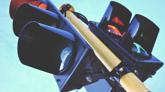 Apar semafoarele în patru culori. Care va fi scopul lor